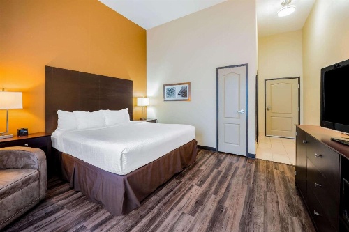 La Quinta Inn & Suites by Wyndham Marshall image 9