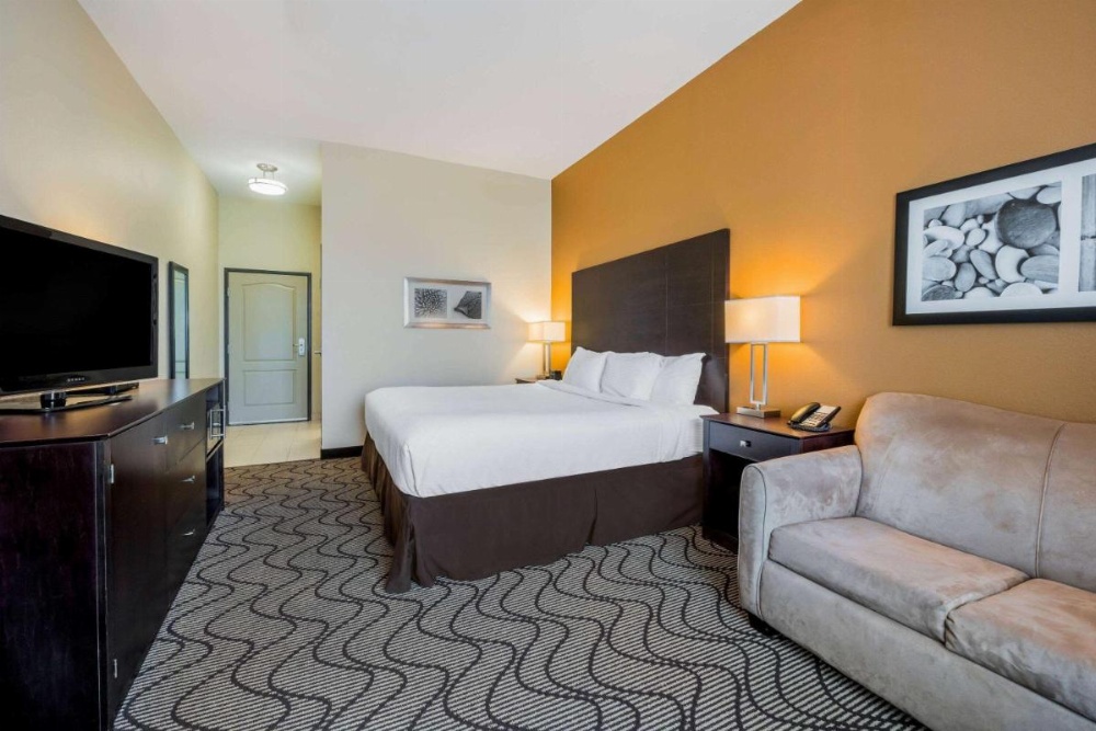 La Quinta Inn & Suites by Wyndham Marshall Image 10