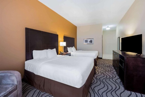 La Quinta Inn & Suites by Wyndham Marshall image 11