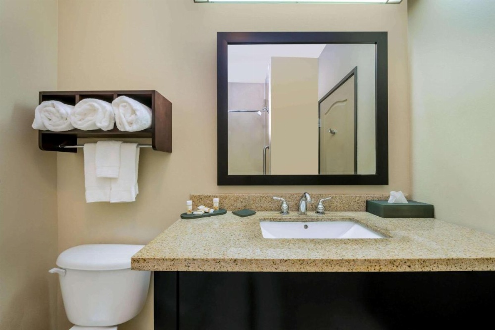 La Quinta Inn & Suites by Wyndham Marshall Image 12
