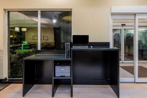 La Quinta Inn & Suites by Wyndham Marshall image 2