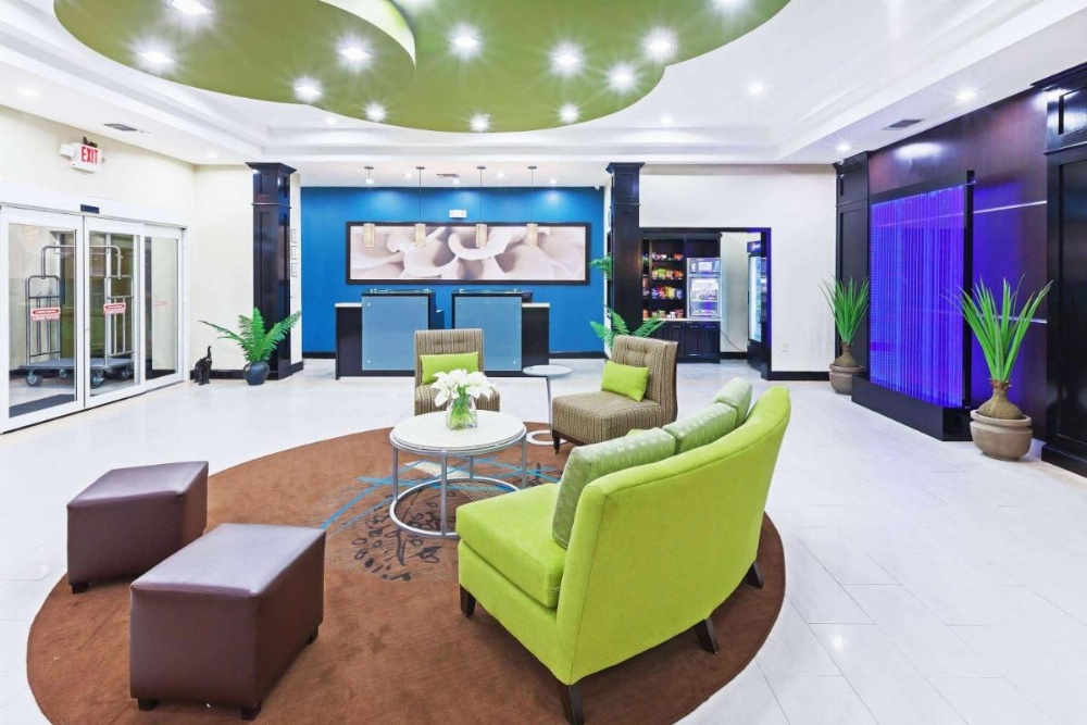 La Quinta Inn & Suites by Wyndham Marshall Image 21