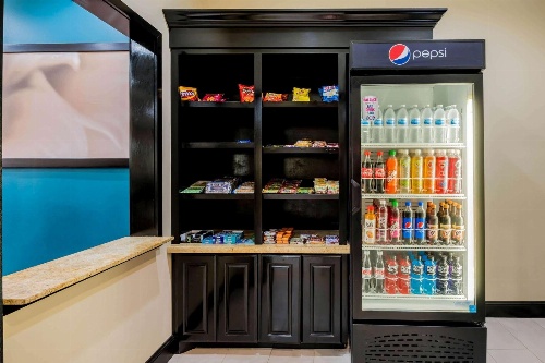 La Quinta Inn & Suites by Wyndham Marshall image 3