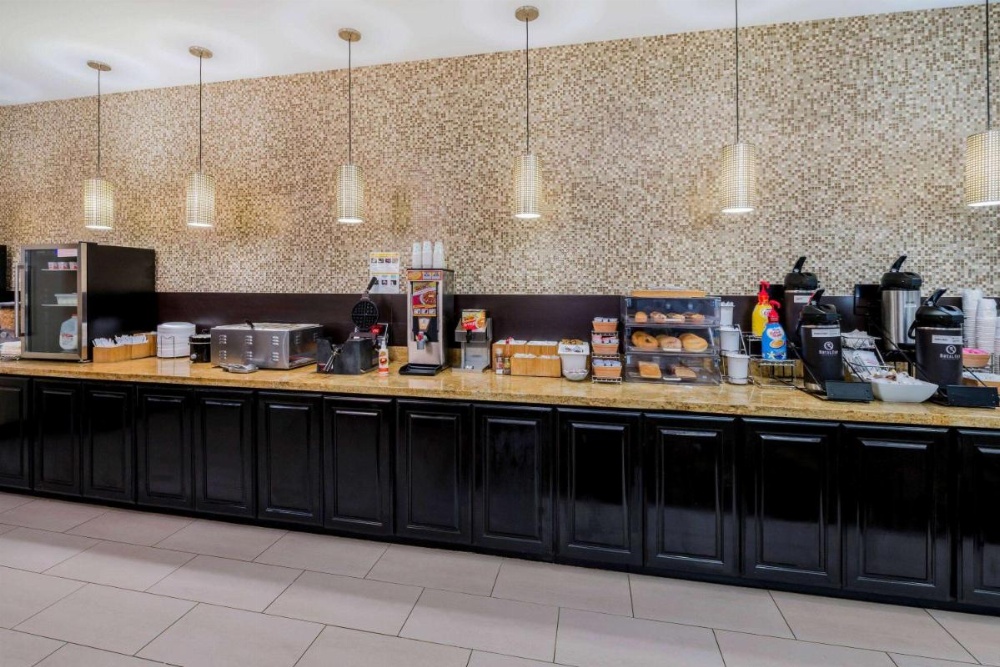 La Quinta Inn & Suites by Wyndham Marshall Image 6