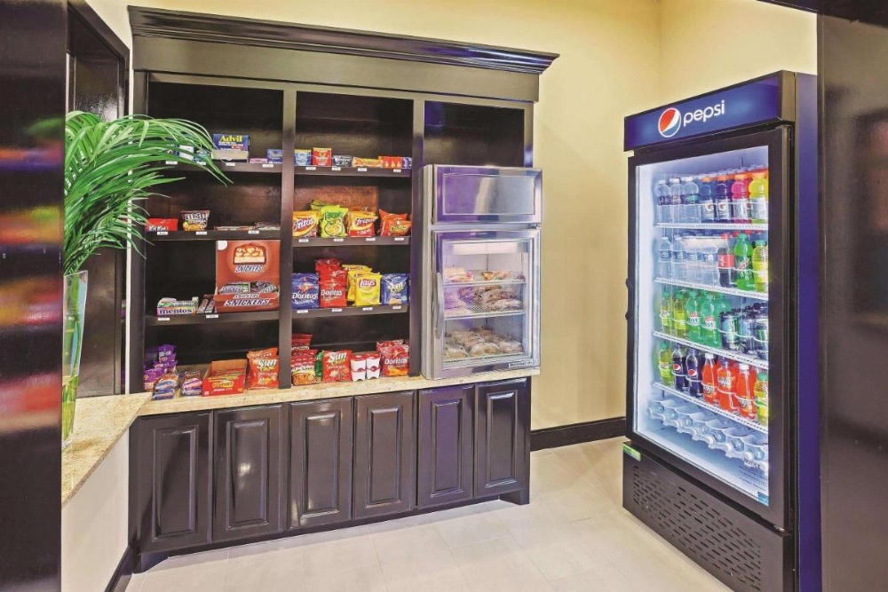 La Quinta Inn & Suites by Wyndham Marshall Image 7